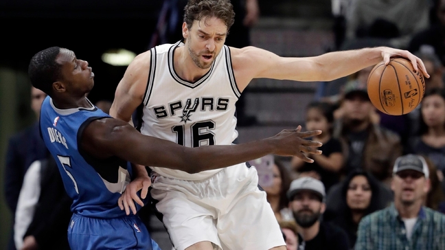 Spurs center Pau Gasol breaks finger during pregame warmups 