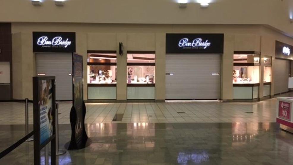 Police investigating smash and grab at Alderwood Mall jewelry store KOMO
