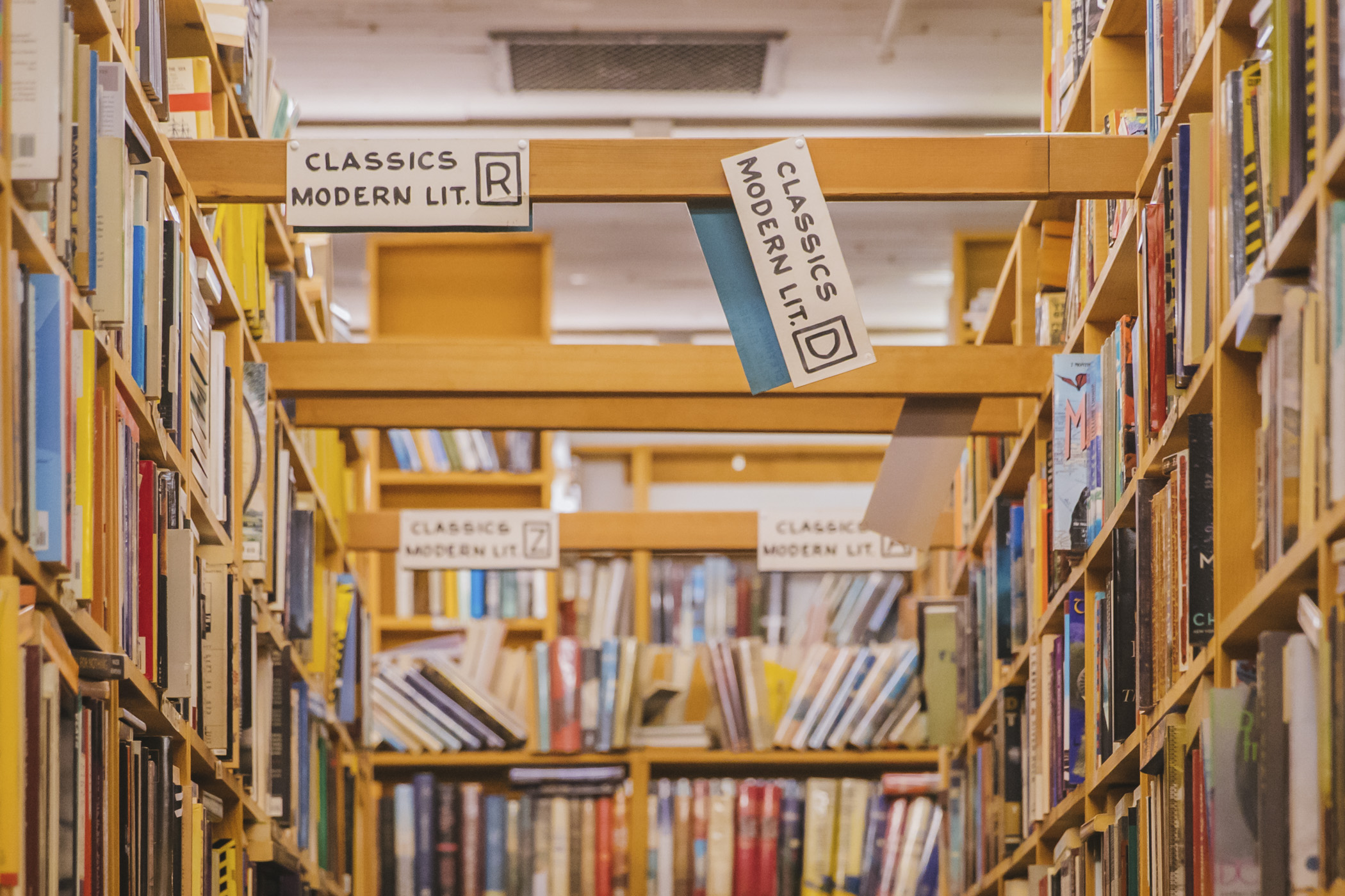 photos-inside-the-largest-used-bookstore-in-washington-seattle-refined